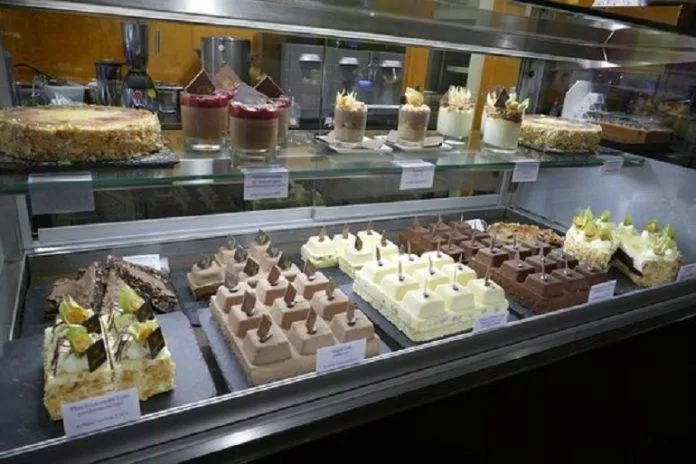 Các món bánh và kem có sôcôla được bày bán tại cửa hàng (Ảnh: Internet).
