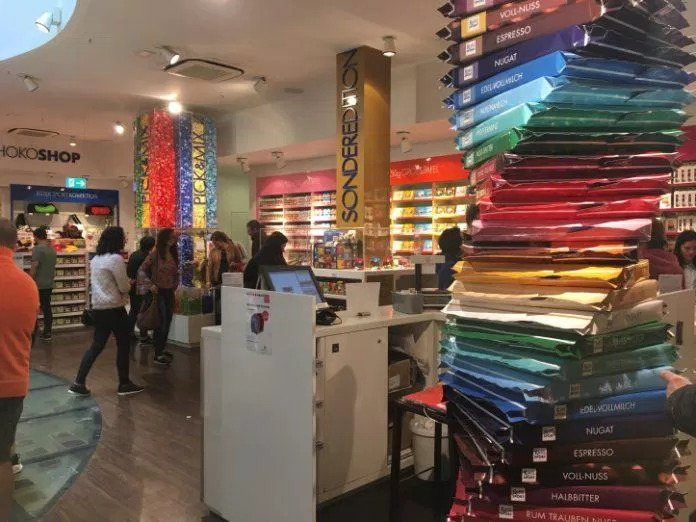 Khu vực “Pick & Mix”, nơi bạn có thể chọn những loại sôcôla nhỏ khác nhau để kết hợp thành một gói quà sáng tạo (Ảnh: Internet). Khu vực “Pick & Mix”, nơi bạn có thể chọn những loại sôcôla nhỏ khác nhau để kết hợp thành một gói quà sáng tạo (Ảnh: Internet).