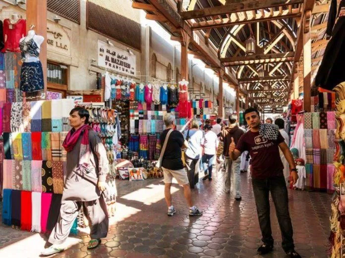 Những khu chợ của Dubai luôn tấp nập khách mua sắm (Ảnh: Internet).