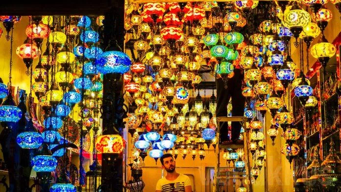 Những chiếc đèn lồng đủ hình dáng và màu sắc rất đẹp mắt của Dubai (Ảnh: Internet).