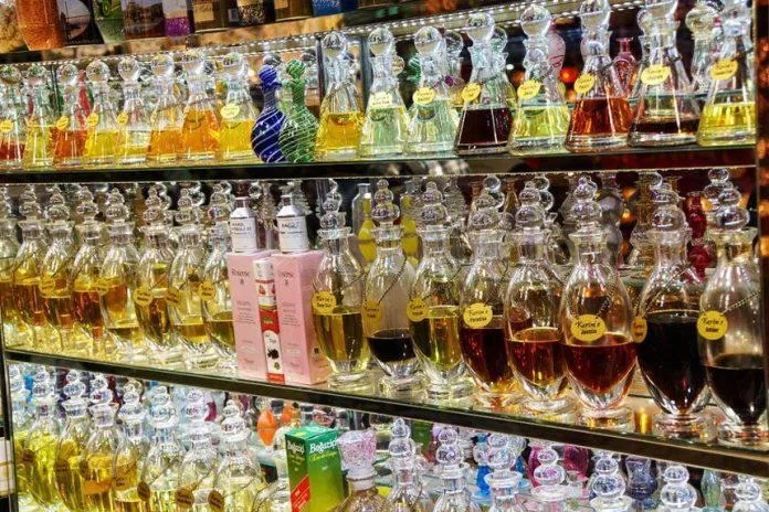 Rất nhiều loại tinh dầu với đủ mùi hương thơm khác nhau được bày bán tại Dubai (Ảnh: Internet).