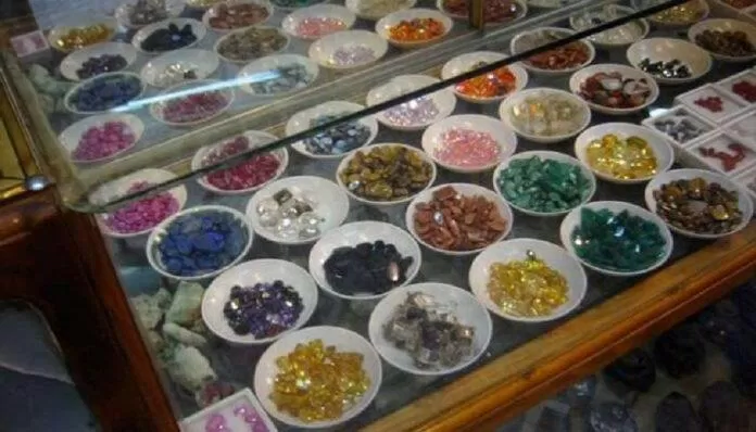 Những viên đá lấp lánh đủ sắc màu được trưng bày trong tủ kính (Ảnh: Internet).