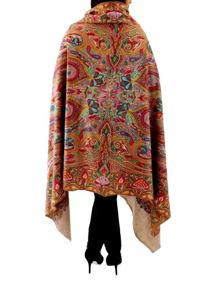 Khăn Pashmina có thể dùng như một tấm áo choàng thời trang (Ảnh: Internet). Khăn Pashmina có thể dùng như một tấm áo choàng thời trang (Ảnh: Internet).