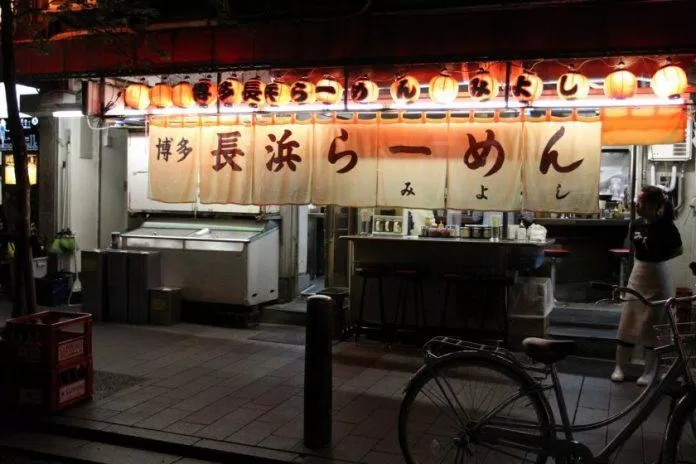 Mặt tiền của tiệm mì Hakata Nagahama Miyoshi (Ảnh: Internet).