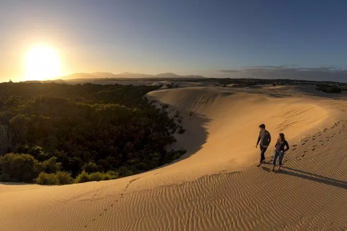 Những đồi cát ấn tượng trong ánh chiều (Ảnh: Internet).