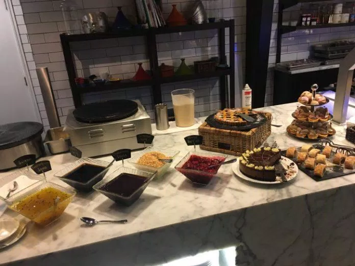 Quầy pancake với bánh sôcôla, bánh nướng việt quất, bánh donut và strudel (Ảnh: Internet). Quầy pancake với bánh sôcôla, bánh nướng việt quất, bánh donut và strudel (Ảnh: Internet).