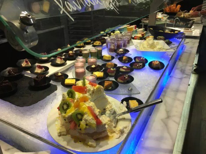 Bánh pavlova, bánh nướng thập cẩm, nhiều loại mousse, sữa chua, salad trái cây và kem (Ảnh: Internet). Bánh pavlova, bánh nướng thập cẩm, nhiều loại mousse, sữa chua, salad trái cây và kem (Ảnh: Internet).