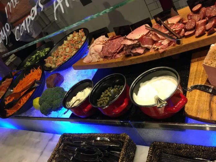 Quầy thịt nguội kiểu Địa Trung Hải cạnh các món salad (Ảnh: Internet). Quầy thịt nguội kiểu Địa Trung Hải cạnh các món salad (Ảnh: Internet).