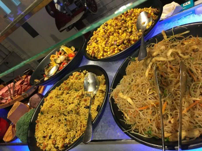 Các món ăn kèm nấu sẵn: couscous, rau củ nướng, salad bắp nướng, salad kiểu Thái (Ảnh: Internet).