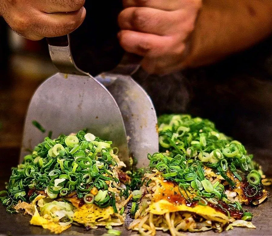 Điểm nổi bật của negiyaki là được cho thêm rất nhiều hành (Ảnh: Internet). Điểm nổi bật của negiyaki là được cho thêm rất nhiều hành (Ảnh: Internet).