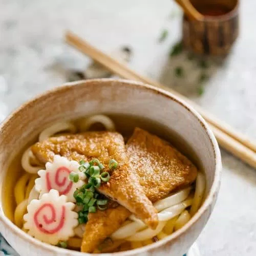 Bát mì kitsune udon với những miếng đậu phụ chiên bắt mắt (Ảnh: Internet). Bát mì kitsune udon với những miếng đậu phụ chiên bắt mắt (Ảnh: Internet).