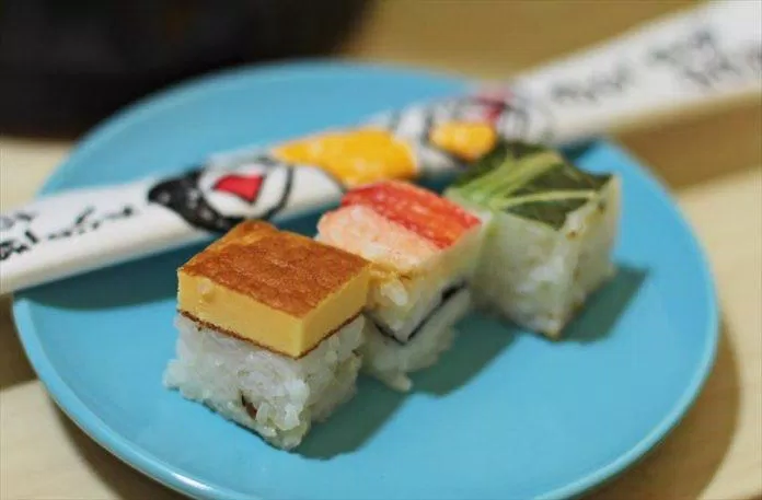 Những miếng sushi hình vuông góc cạnh rất đặc biệt (Ảnh: Internet). Những miếng sushi hình vuông góc cạnh rất đặc biệt (Ảnh: Internet).