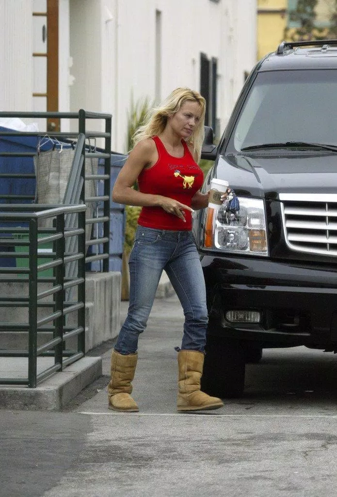Siêu mẫu kiêm diễn viên Pamela Anderson diện giày Ugg (Ảnh: Internet). Siêu mẫu kiêm diễn viên Pamela Anderson diện giày Ugg (Ảnh: Internet).
