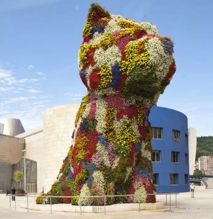 Cận cảnh chú chó được làm bằng hoa (Ảnh: Internet).