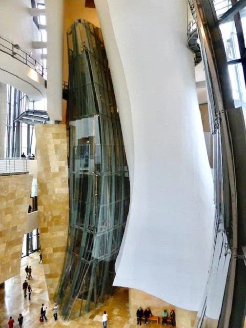 Những đường cong uốn lượn bên trong bảo tàng (Ảnh: Internet). Những đường cong uốn lượn bên trong bảo tàng (Ảnh: Internet).