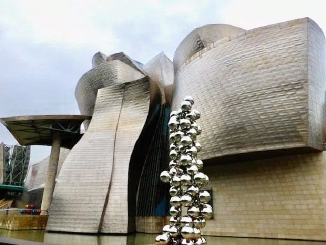 Bảo tàng Guggenheim Bilbao nhìn từ phía lối đi bên bờ sông (Ảnh: Internet).