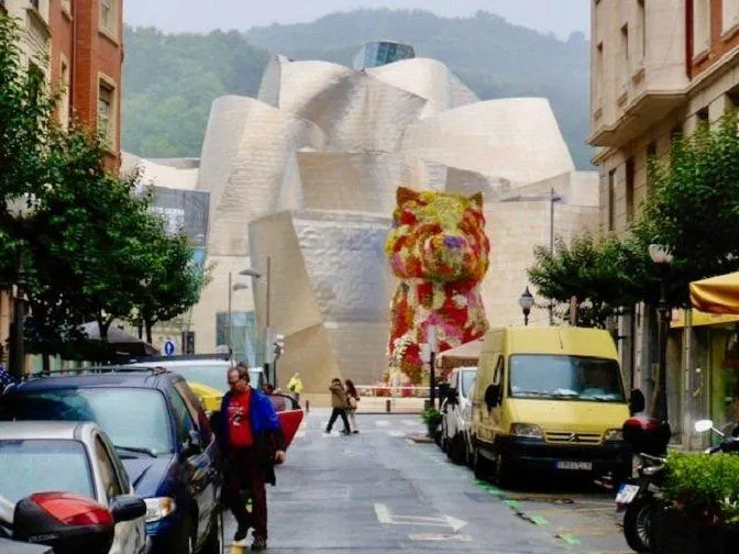 Chú chó được đặt ngay trước lối vào của bảo tàng (Ảnh: Internet). Chú chó được đặt ngay trước lối vào của bảo tàng (Ảnh: Internet).