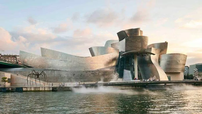 Toàn cảnh Bảo tàng Guggenheim Bilbao nhìn từ xa (Ảnh: Internet). Toàn cảnh Bảo tàng Guggenheim Bilbao nhìn từ xa (Ảnh: Internet).