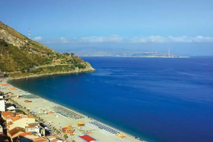 Eo biển Messina (Ảnh: Internet). Eo biển Messina (Ảnh: Internet).