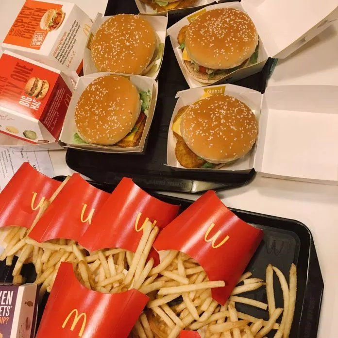 Đồ ăn của McDonald's (Nguồn: Internet) TOP 8 cửa hàng fast food được yêu thích nhất tại Hà Nội: Lựa chọn đáng thử cho người bận rộn bận rộn Burger King Circle K cửa hàng cửa hàng tiện lợi Cửa hàng tiện lợi 24h Circle K fast food fast food hà nội gà rán Gà rán Popeyes Hà Nội Jollibee KFC list List 5 List cửa hàng fast food hà nội list shop lotteria McDonalds người bận rộn Popeyes thông tin thức ăn nhanh thực đơn Thực đơn của Burger King Thực đơn của Cửa hàng tiện lợi 24h Circle K Thực đơn của Gà rán Popeyes Thực đơn của Jollibee Thực đơn của KFC Thực đơn của Lotteria Thực đơn của McDonald s Thực đơn của Valhalla Grill tiện lợi top 8 Top 8 cửa hàng fast food được yêu thích nhất tại Hà Nội lựa chọn đáng thử cho người bận rộ top cửa hàng fast food hà nội top quán ngon Valhalla Grill
