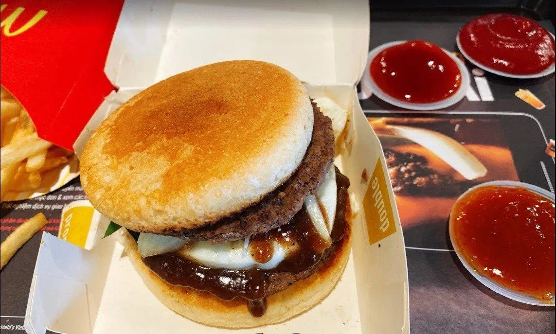 Đồ ăn của McDonald's (Nguồn: Internet) TOP 8 cửa hàng fast food được yêu thích nhất tại Hà Nội: Lựa chọn đáng thử cho người bận rộn bận rộn Burger King Circle K cửa hàng cửa hàng tiện lợi Cửa hàng tiện lợi 24h Circle K fast food fast food hà nội gà rán Gà rán Popeyes Hà Nội Jollibee KFC list List 5 List cửa hàng fast food hà nội list shop lotteria McDonalds người bận rộn Popeyes thông tin thức ăn nhanh thực đơn Thực đơn của Burger King Thực đơn của Cửa hàng tiện lợi 24h Circle K Thực đơn của Gà rán Popeyes Thực đơn của Jollibee Thực đơn của KFC Thực đơn của Lotteria Thực đơn của McDonald s Thực đơn của Valhalla Grill tiện lợi top 8 Top 8 cửa hàng fast food được yêu thích nhất tại Hà Nội lựa chọn đáng thử cho người bận rộ top cửa hàng fast food hà nội top quán ngon Valhalla Grill