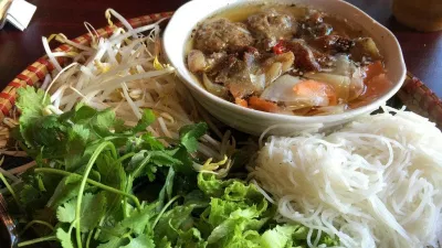 Mẹt thức ăn hấp dẫn của Friends bar and bun cha (Nguồn: Internet) Mẹt thức ăn hấp dẫn của Friends bar and bun cha (Nguồn: Internet)
