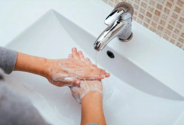 Hãy rửa tay thật sạch trước khi rời nhà vệ sinh (Ảnh: Internet).