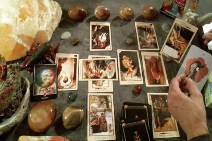 Học Đọc Bài Tarot (Nguồn: Dungplus) Học Đọc Bài Tarot (Nguồn: Dungplus)
