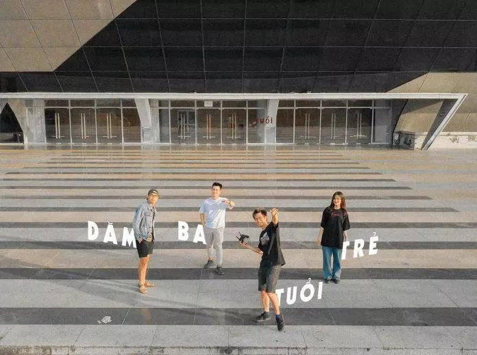 Cùng "đồng bọn" pose dáng lưu giữ tuổi trẻ tươi vui (Ảnh: Internet). Cùng "đồng bọn" pose dáng lưu giữ tuổi trẻ tươi vui (Ảnh: Internet).