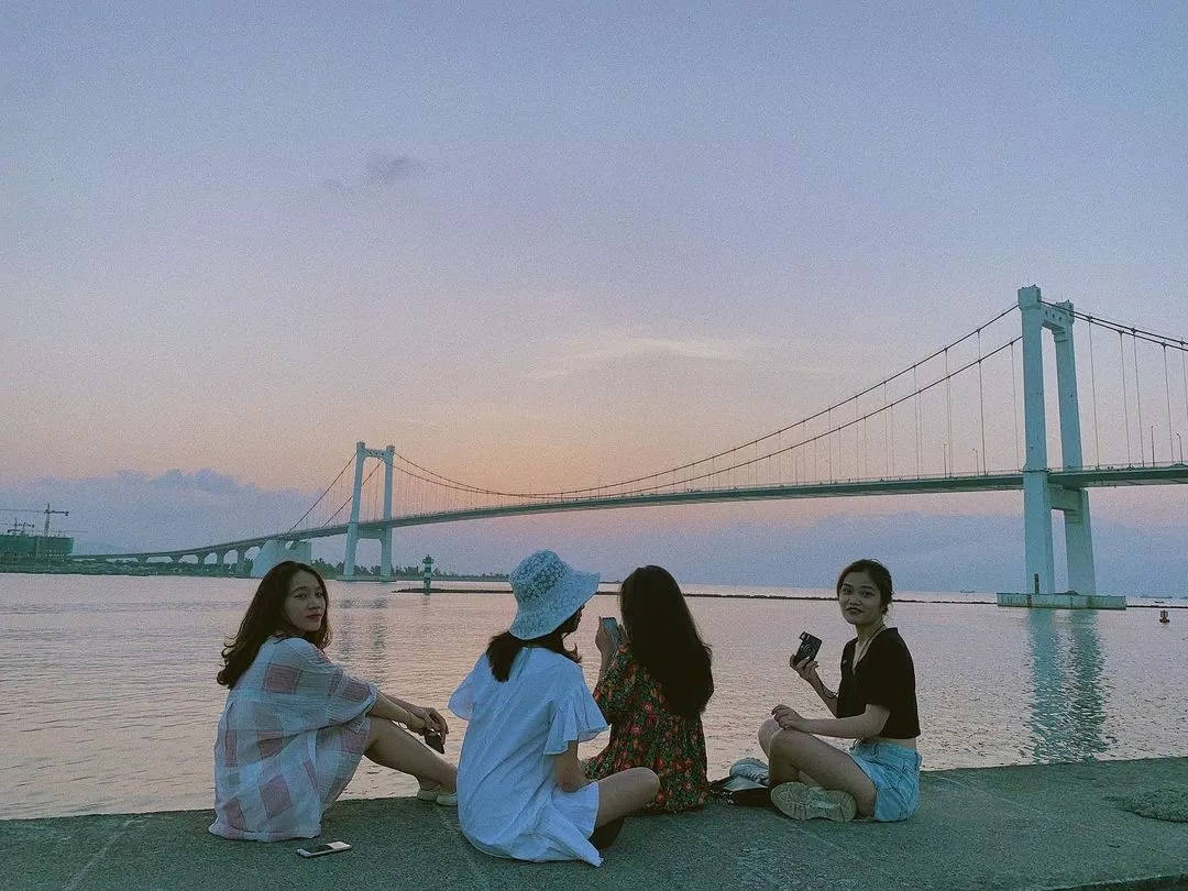Hội chị em check in dưới chân cầu Thuận Phước (Ảnh: Internet). Hội chị em check in dưới chân cầu Thuận Phước (Ảnh: Internet).