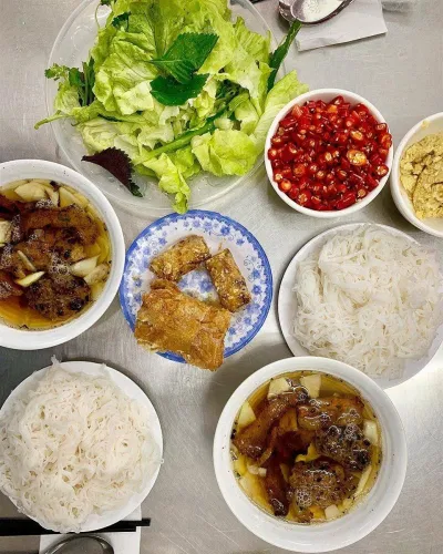 Những suất bún chả ngon mắt tại Bún chả Hương Liên (Nguồn: Internet) Những suất bún chả ngon mắt tại Bún chả Hương Liên (Nguồn: Internet)