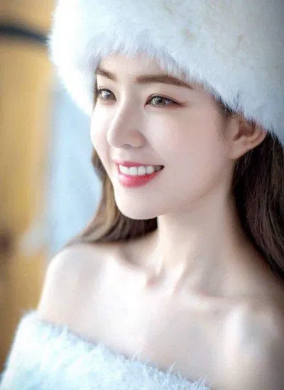 Irene được nhận xét sở hữu nụ cười “đốn tim” bao người vì sự dịu dàng, nhẹ nhàng của mình (Nguồn ảnh: Internet). Irene được nhận xét sở hữu nụ cười “đốn tim” bao người vì sự dịu dàng, nhẹ nhàng của mình (Nguồn ảnh: Internet).