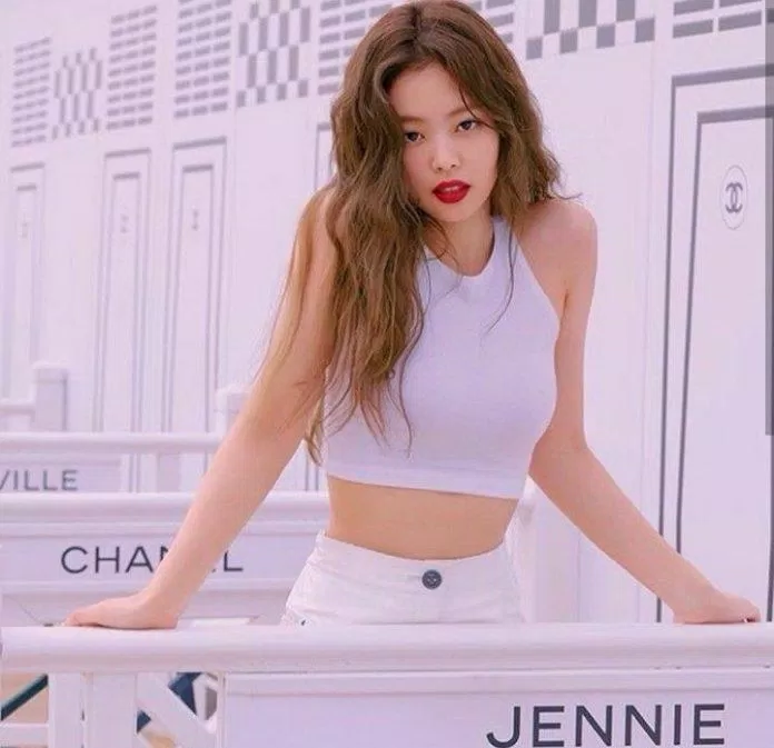 Jennie nhận được nhận xét rằng sinh ra là để làm gương mặt đại diện cho Chanel vì thần thái của cô nàng quá hợp với nhà mốt này (Ảnh: Internet). Jennie nhận được nhận xét rằng sinh ra là để làm gương mặt đại diện cho Chanel vì thần thái của cô nàng quá hợp với nhà mốt này (Ảnh: Internet).