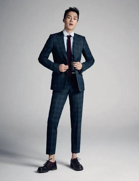 Jang Ki Jong trông thật tuyệt vời trong bộ vest lịch lãm (Ảnh: Internet). Jang Ki Jong trông thật tuyệt vời trong bộ vest lịch lãm (Ảnh: Internet).