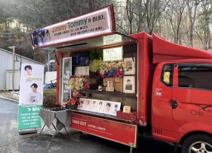 Người hâm mộ Hàn Quốc đã thuê một xe tải cà phê để dàn diễn viên và đoàn phim cùng nhau thưởng thức (Ảnh: Internet)