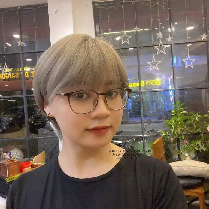Mẫu tóc ngắn xám khói cá tính. Nguồn: Fanpage JoJo Korean Hair Salon
