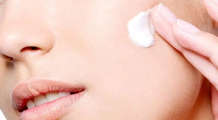 Dùng kem dưỡng ẩm là bước dưỡng da quan trọng trong chu trình chăm sóc da hằng ngày ( Nguồn: internet)