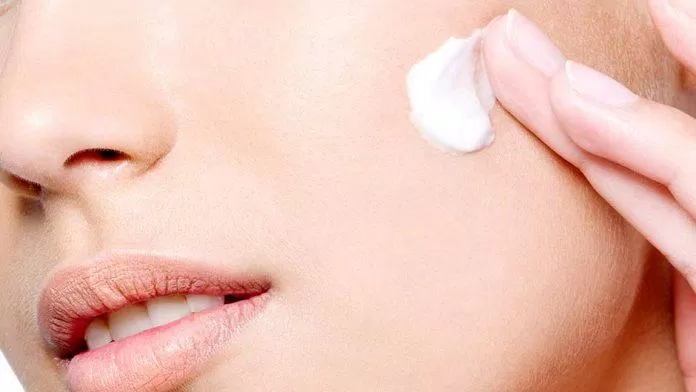 Dùng kem dưỡng ẩm là bước dưỡng da quan trọng trong chu trình chăm sóc da hằng ngày ( Nguồn: internet)