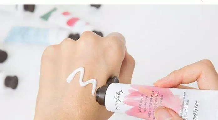 Kem dưỡng da tay Innisfree Jeju Life Perfumed Hand Cream có kết cấu gel-cream nhanh thấm vào tay ( Nguồn: internet)
