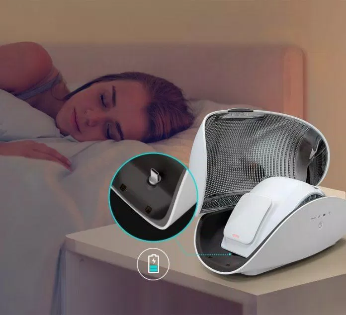 Chiếc hộp còn có chức năng sạc pin cho khẩu trang nữa nhé (Ảnh: Internet). Chiếc hộp còn có chức năng sạc pin cho khẩu trang nữa nhé (Ảnh: Internet).