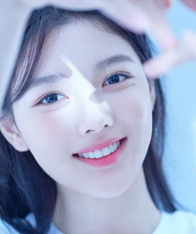 Yoo Jung gây ấn tượng bởi vẻ đẹp thiên thần, mỏng manh và tươi tắn (Nguồn ảnh: Internet). Yoo Jung gây ấn tượng bởi vẻ đẹp thiên thần, mỏng manh và tươi tắn (Nguồn ảnh: Internet).