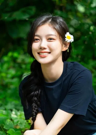 Yoo Jung gây ấn tượng bởi vẻ đẹp thiên thần, mỏng manh và tươi tắn (Nguồn ảnh: Internet). Yoo Jung gây ấn tượng bởi vẻ đẹp thiên thần, mỏng manh và tươi tắn (Nguồn ảnh: Internet).