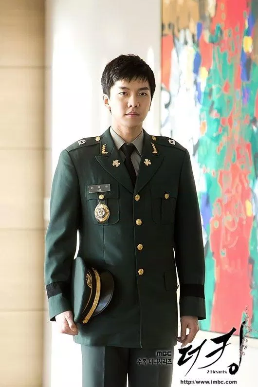 Lee Seung Gi trong trang phục hoàng gia (Nguồn: Internet)