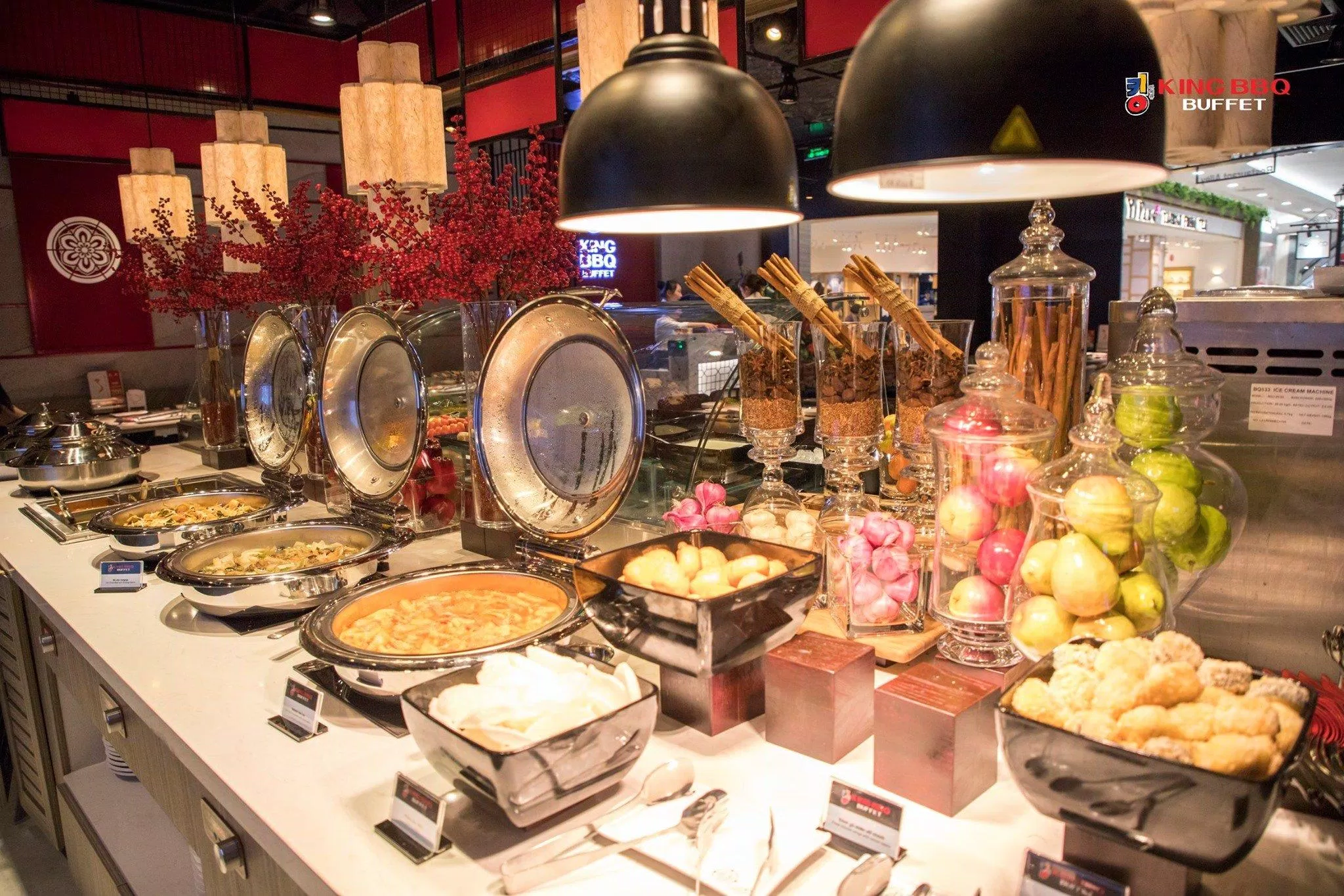 Thực khách thoải mái lựa chọn món ăn tại King BBQ (Nguồn: Internet) Thực khách thoải mái lựa chọn món ăn tại King BBQ (Nguồn: Internet)