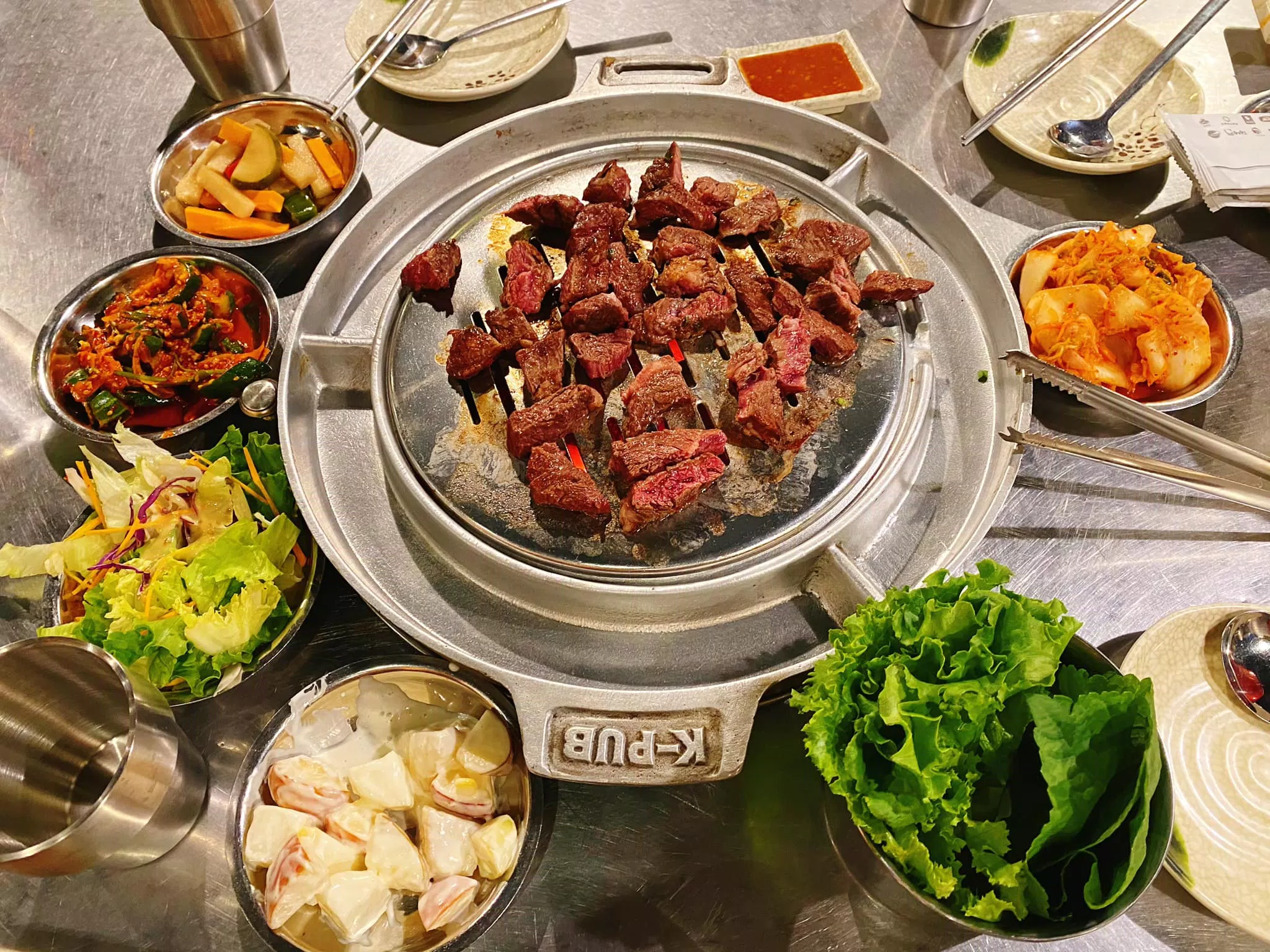 Phong cách đậm chất đường phố Hàn Quốc (Nguồn: Internet) Phong cách đậm chất đường phố Hàn Quốc (Nguồn: Internet)