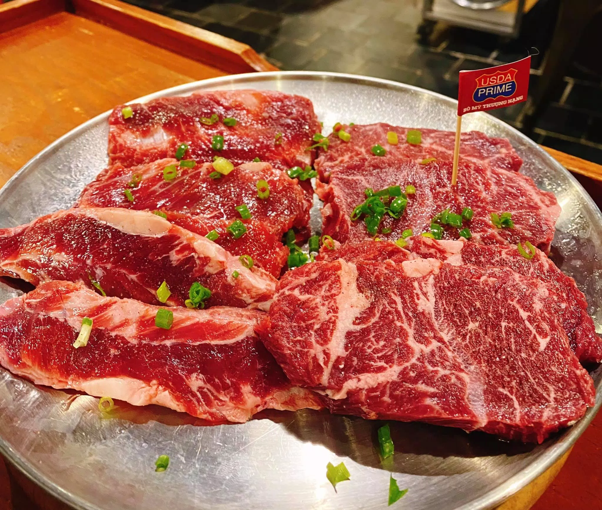 Những tảng thịt lớn được đưa ra (Nguồn: Internet) Những tảng thịt lớn được đưa ra (Nguồn: Internet)