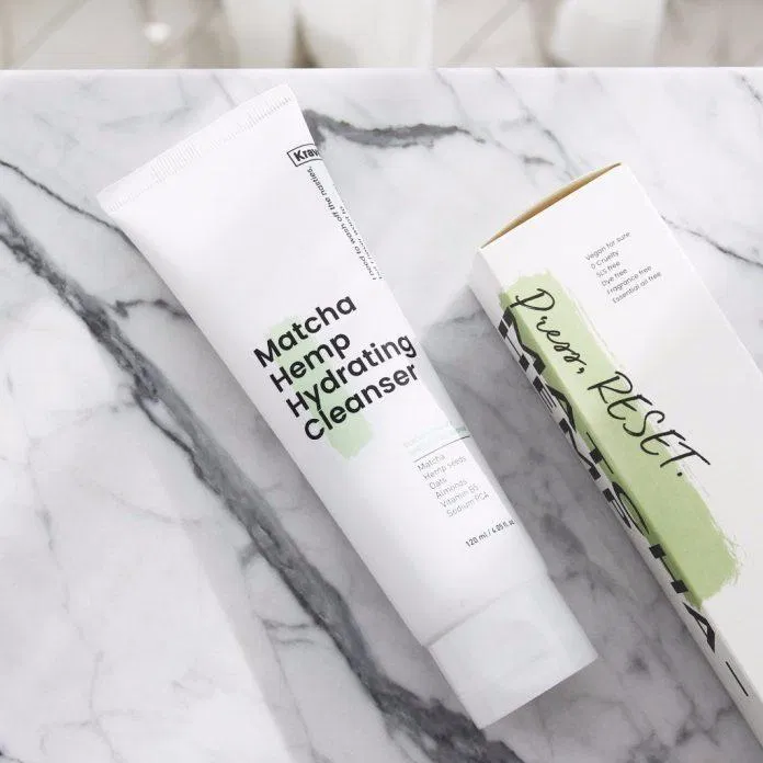 Krave Matcha Hemp Hydrating Cleanser được thiết kế đơn giản với tone màu trắng chủ đạo (Nguồn: Internet)