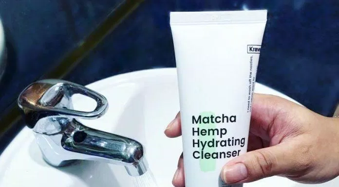 Krave Matcha Hemp Hydrating Cleanser có kết cấu gel trong màu trà, cực mềm mịn (Nguồn: Internet)