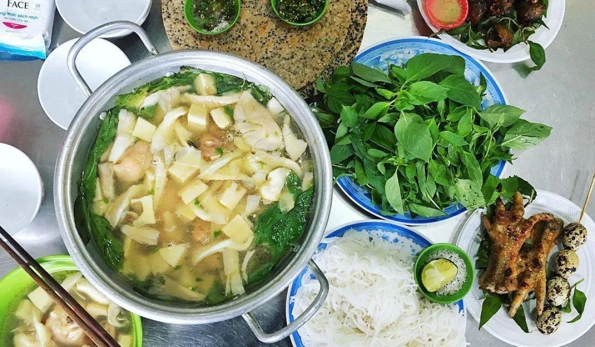 Lẩu gà lá é ở Đà Lạt