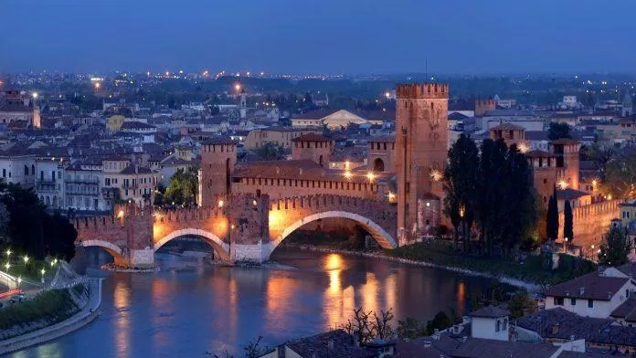 Lâu đài cổ Castelvecchio lung linh về đêm (Ảnh: Internet). Lâu đài cổ Castelvecchio lung linh về đêm (Ảnh: Internet).